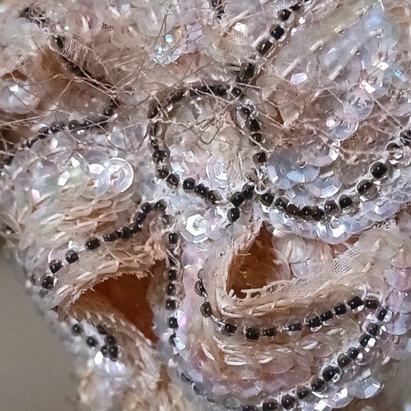 RARE BEAUTIFUL, VINTAGE 1940S BRIDAL HEADPIECE! BEADS N SEQUENCE HANDSEWN! - Picture 10 of 11